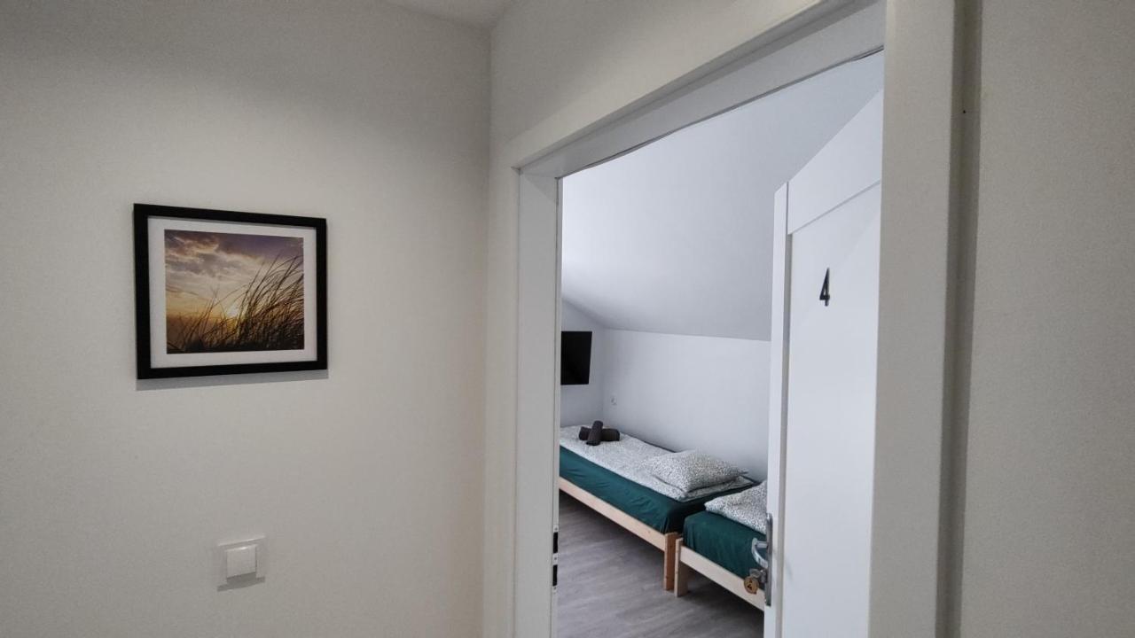 Wnętrze przytulnego pokoju gościnnego