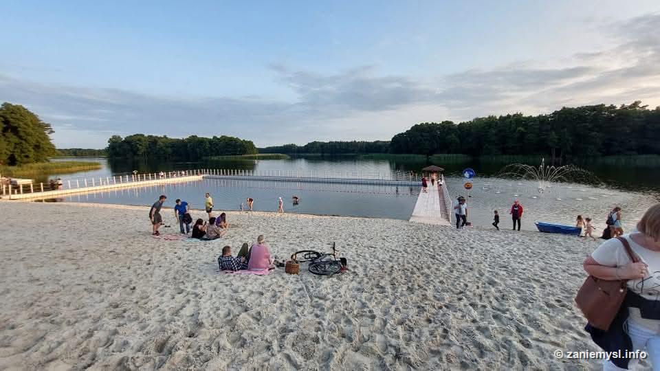 Panorama kąpieliska nad Jeziorem Raczyńskim o zmierzchu