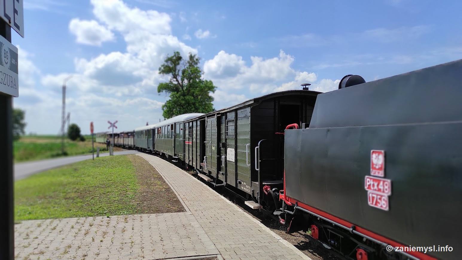 Skład kolejki wąskotorowej na stacji