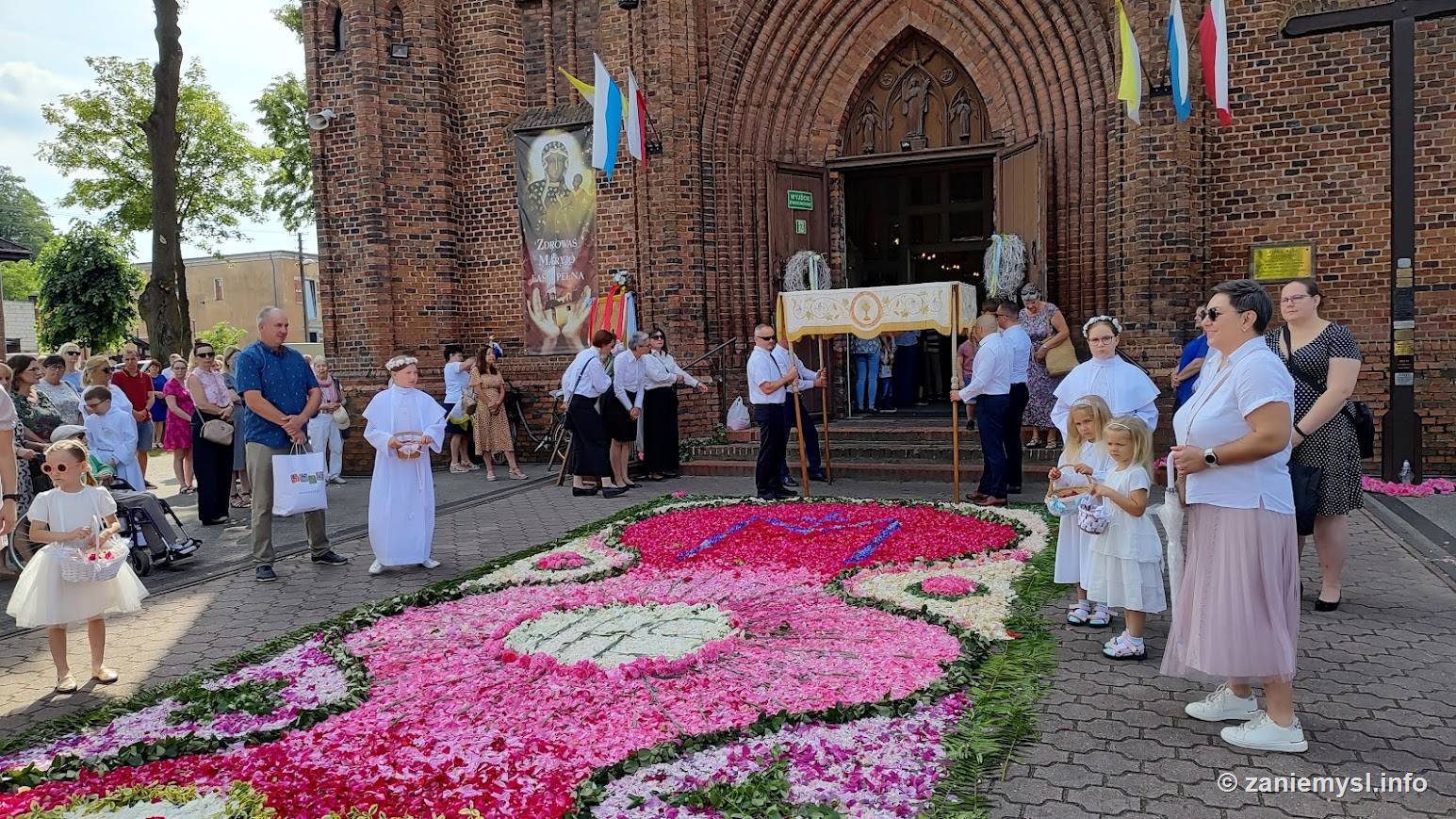 Procesja Bożego Ciała i dywan kwiatowy