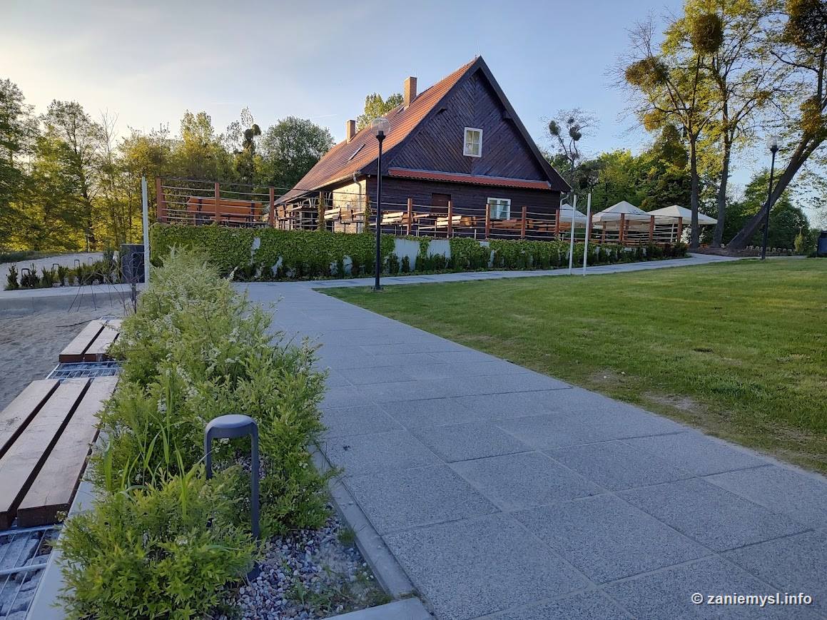 Promenada i karczma nad jeziorem