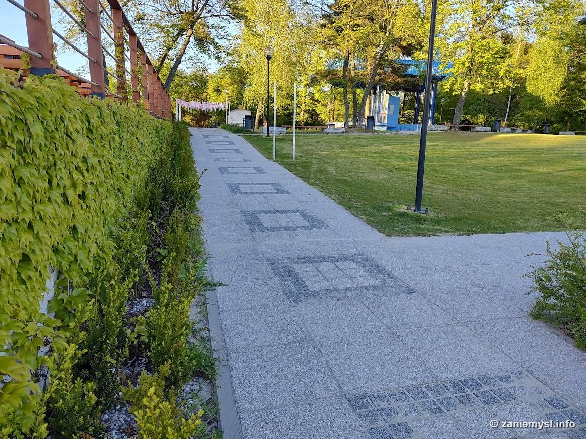 Spacerowa promenada nad jeziorem