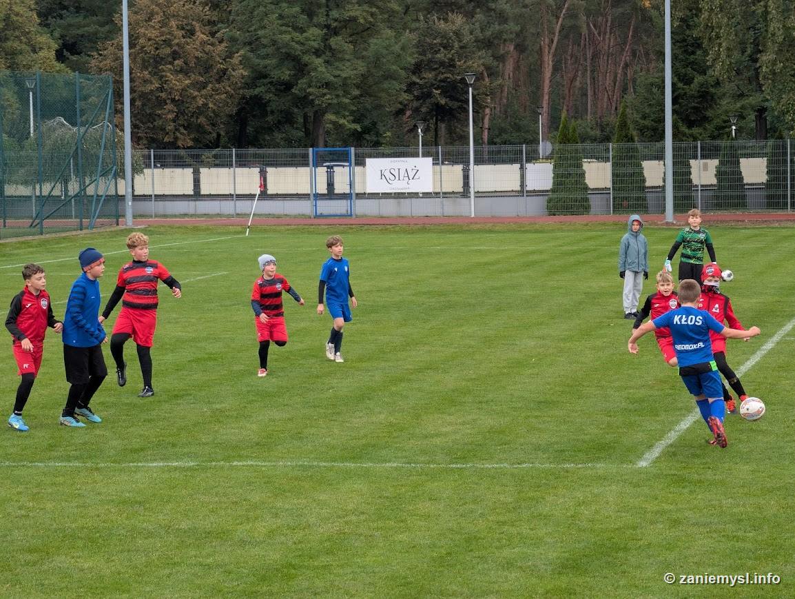 Mecz młodych piłkarzy na stadionie