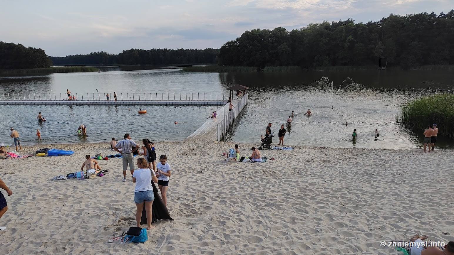 Plaża i kąpielisko nad Jeziorem Raczyńskim