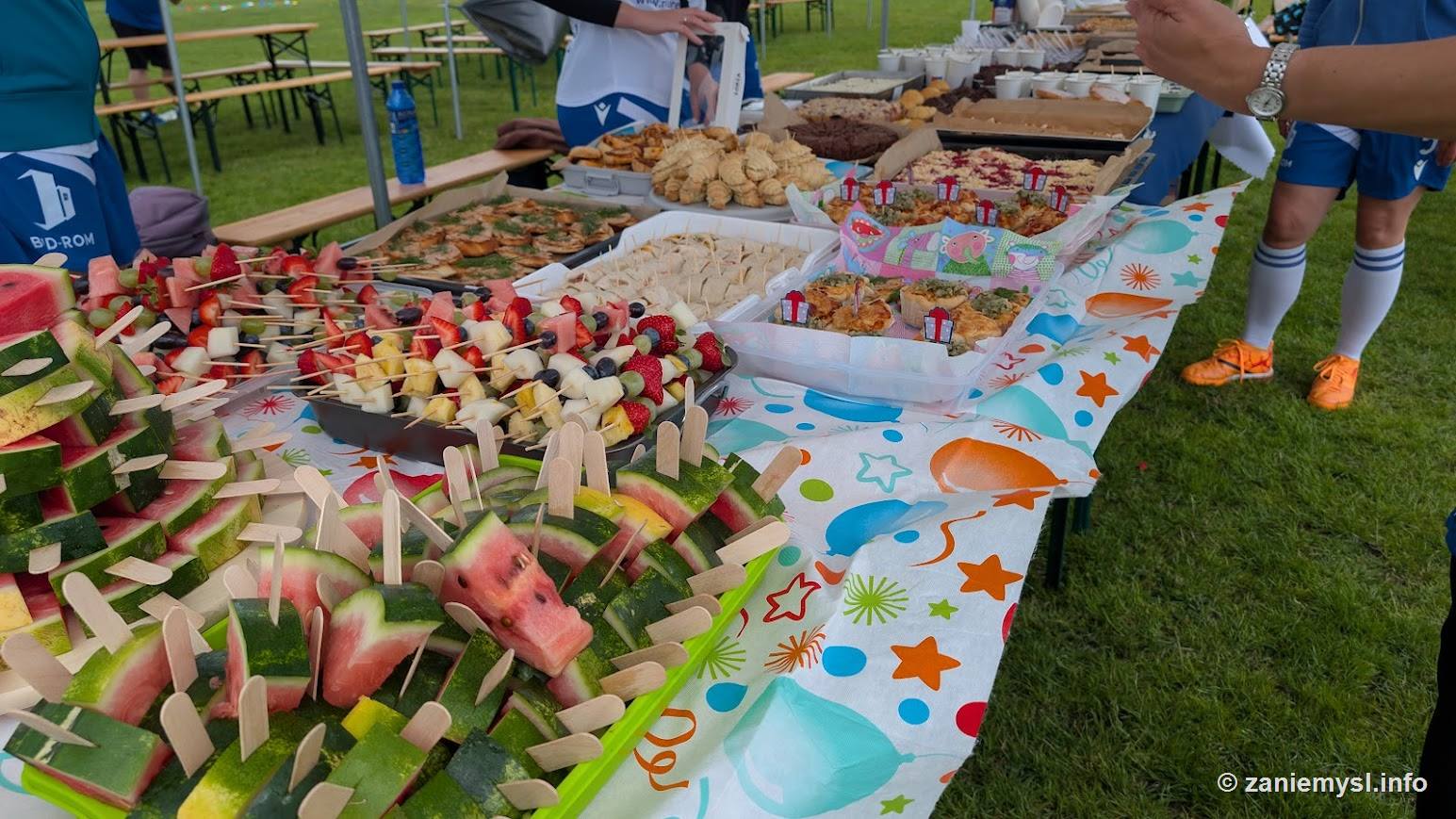 Piknik sportowy nad jeziorem